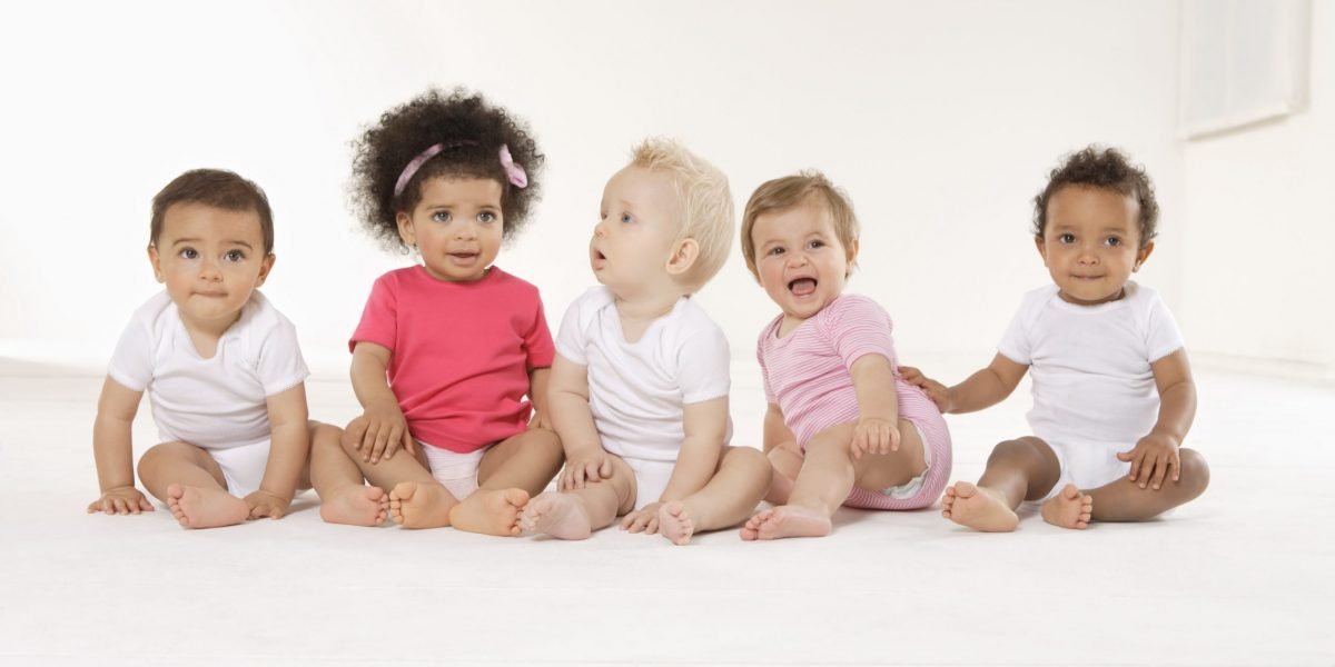 Grupo de bebés sentados en el piso